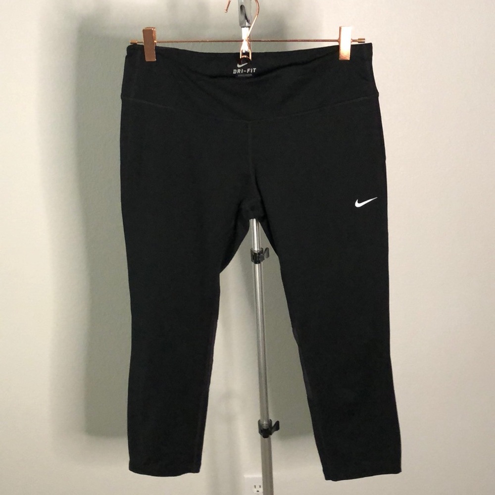 Womans L Black Nike Capri Leggings